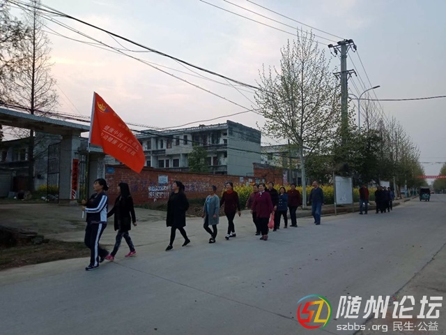 項(xiàng)目組成員帶領(lǐng)慢病患者健康大步走2.jpg