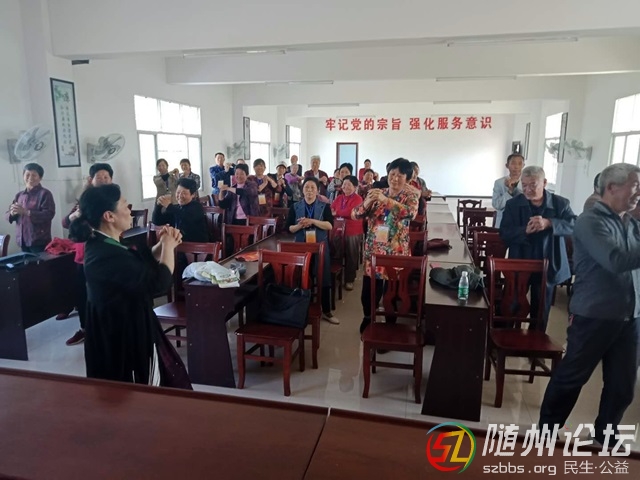 項(xiàng)目組成員帶領(lǐng)慢病患者健康做健康操.jpg