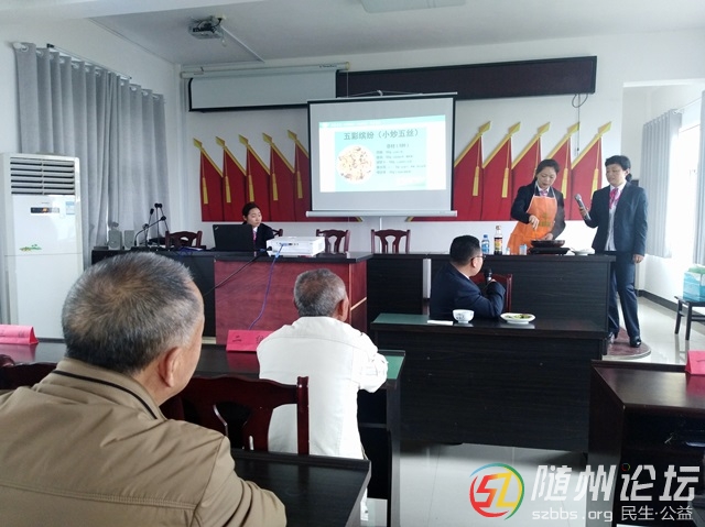 項(xiàng)目組成員情景劇表演進(jìn)行控油控鹽炒做飯并和慢病患者共同分享食物1.jpg.jpg